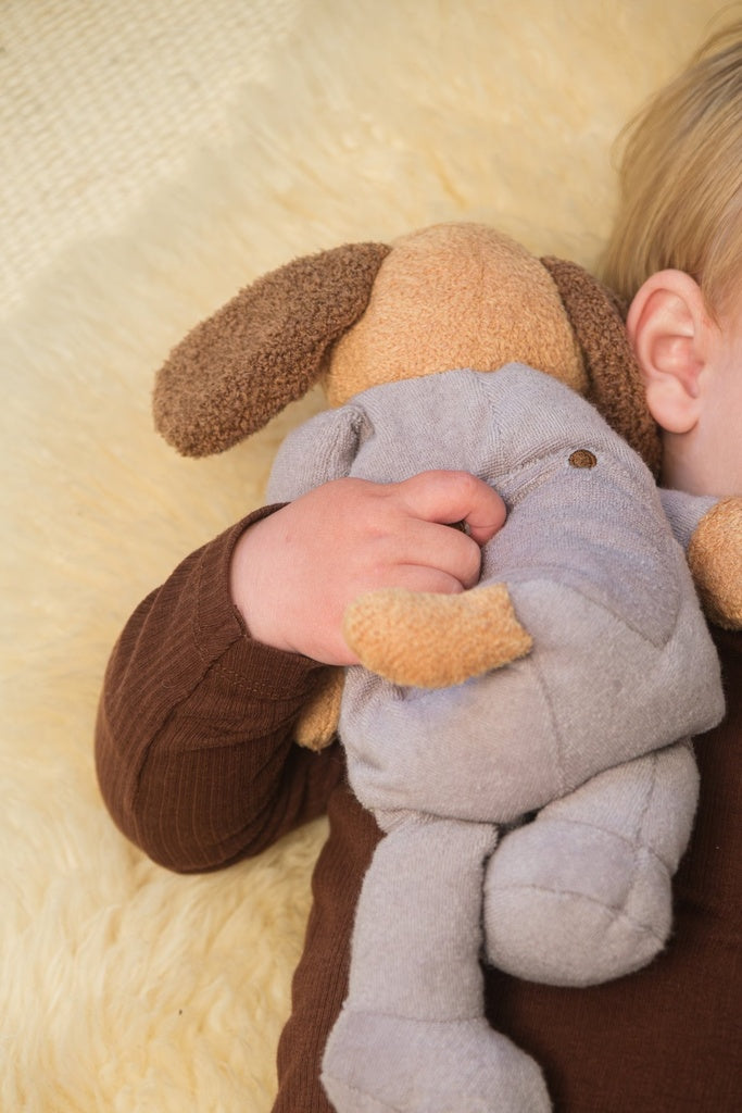 Chien en peluche lesté en pyjama – 500 g