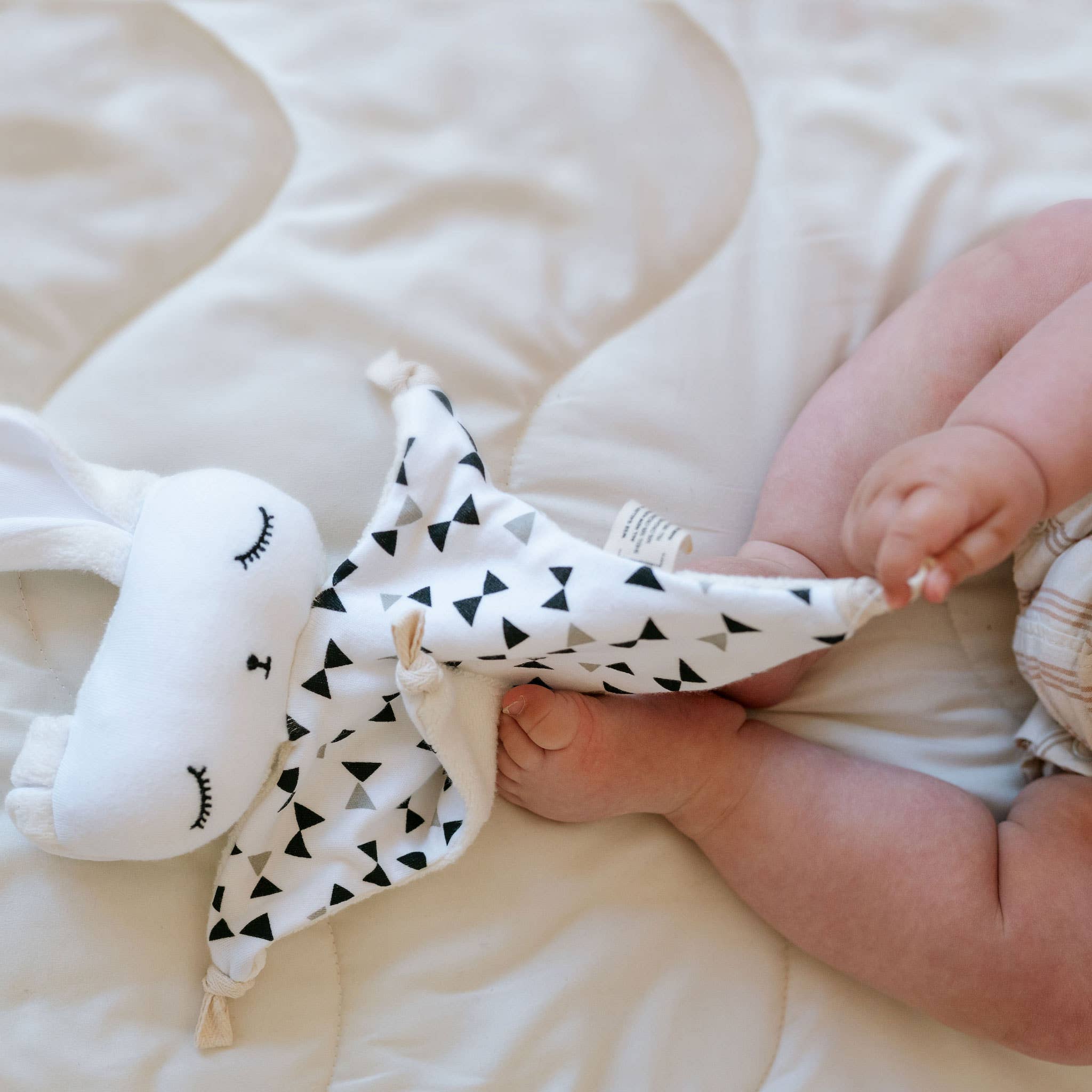 Cuddle Bunny - Nœuds papillon - Doudou en tissu biologique pour bébé