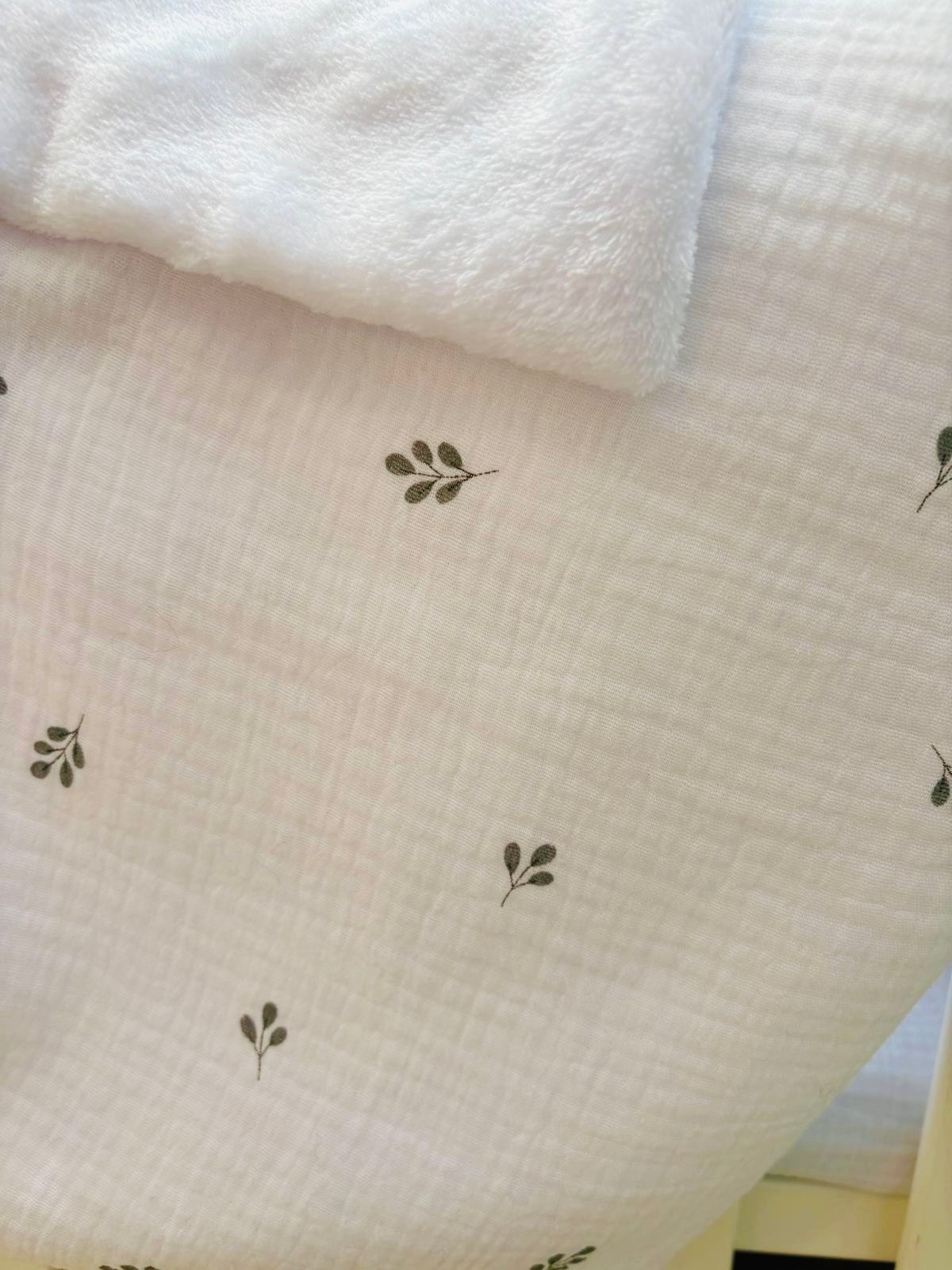 Couverture bébé personnalisée collection Murmure de feuilles sauge