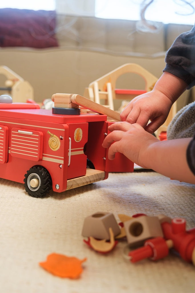 Grand camion de pompiers en bois avec figurine – Egmont
