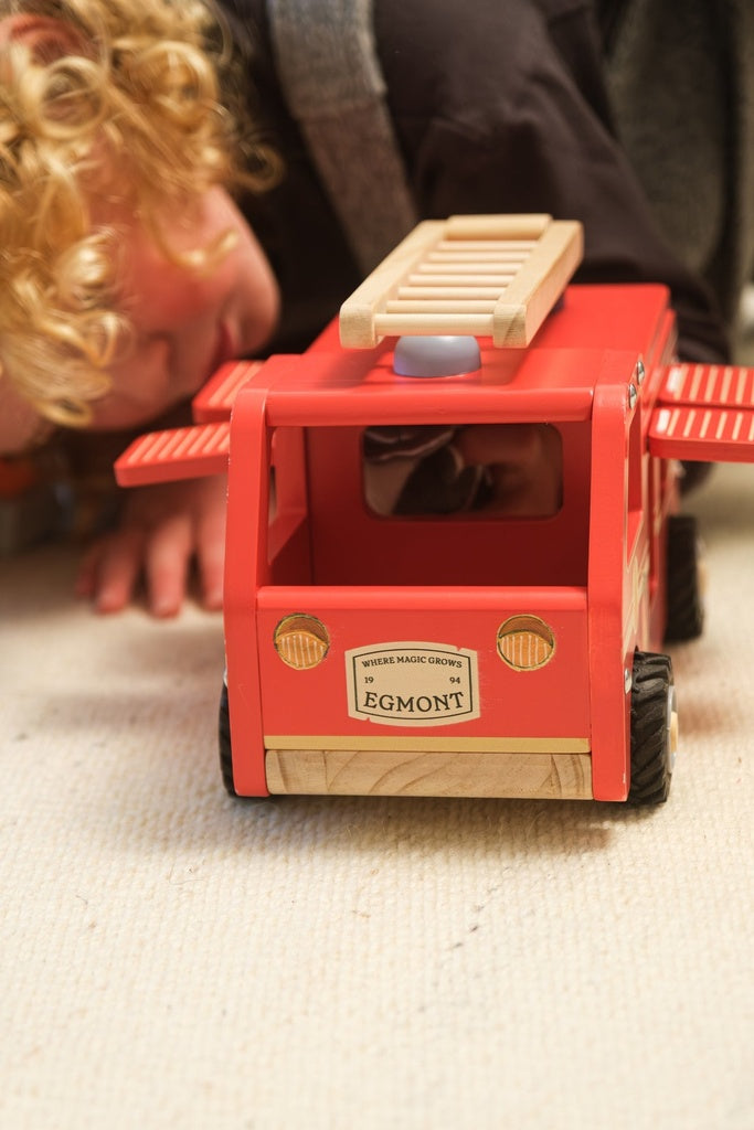 Grand camion de pompiers en bois avec figurine – Egmont