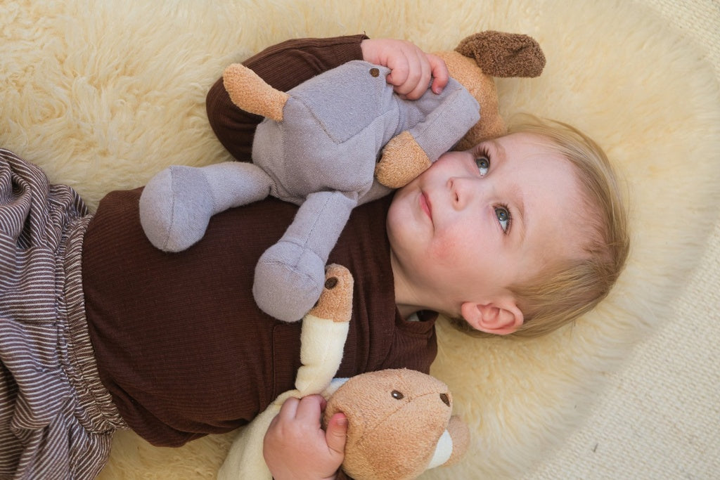 Chien en peluche lesté en pyjama – 500 g