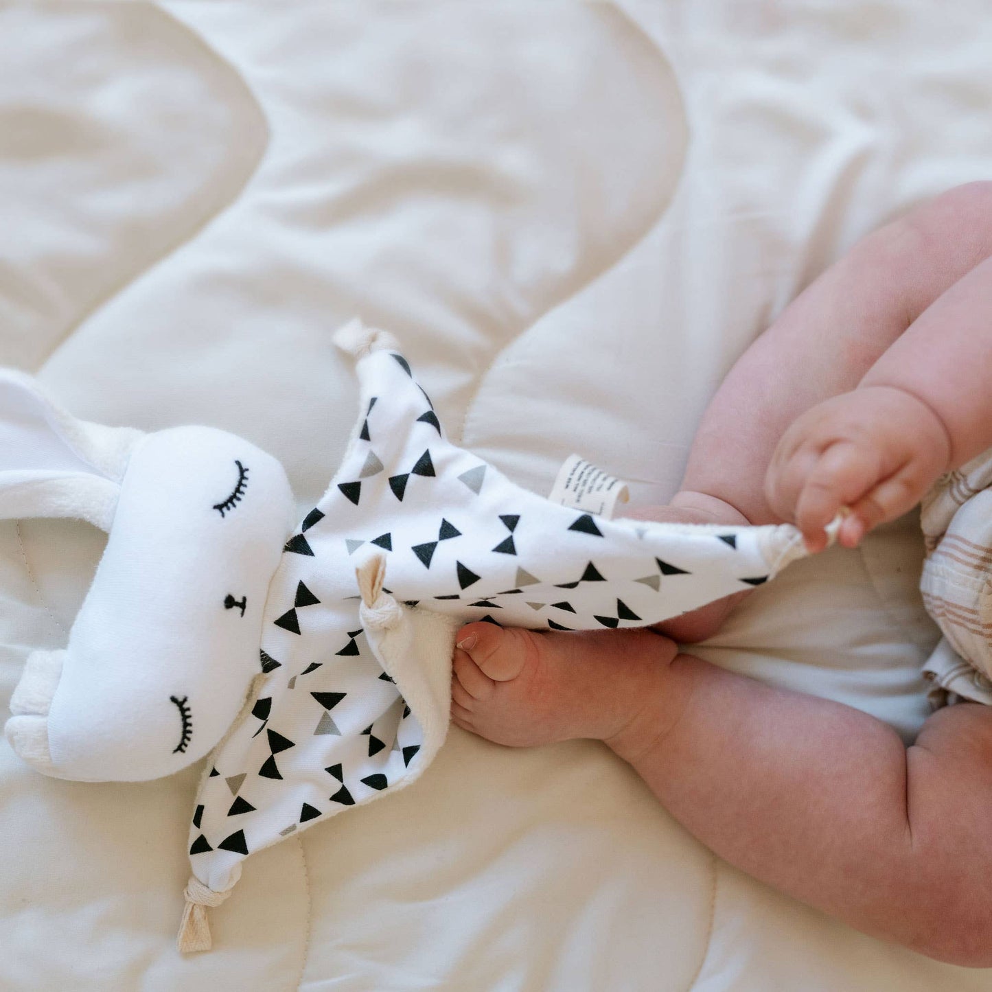Cuddle Bunny - Nœuds papillon - Doudou en tissu biologique pour bébé