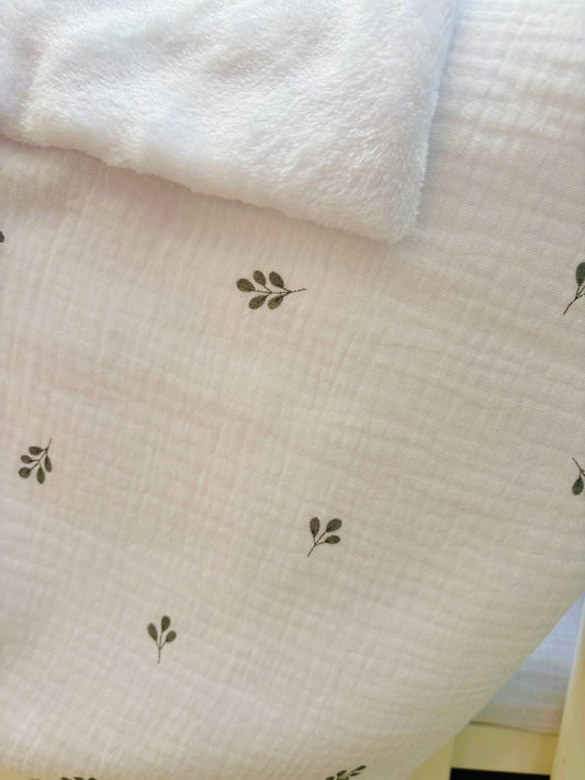 Couverture bébé personnalisée collection Murmure de feuilles sauge