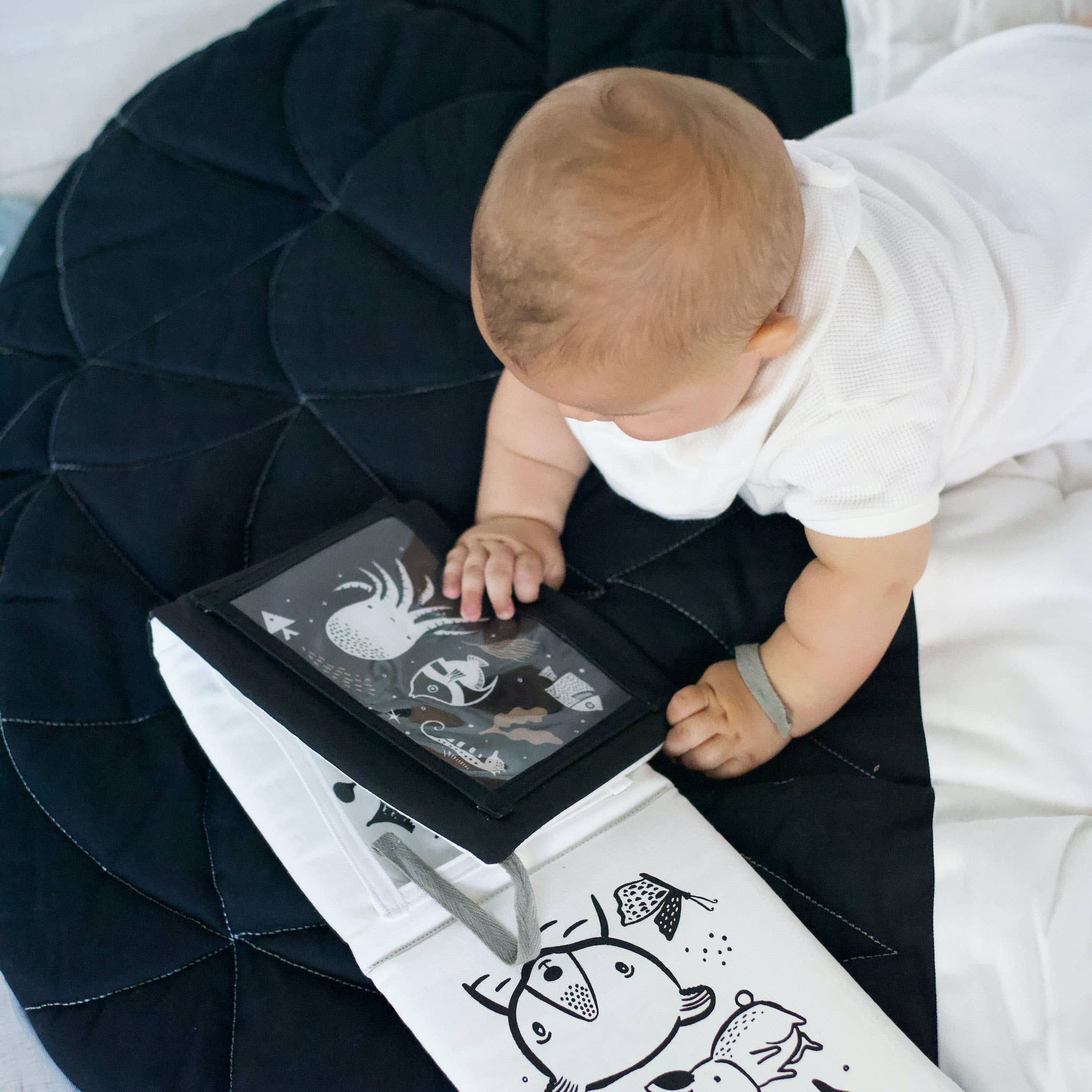Galerie d’éveil pour bébé avec miroir
