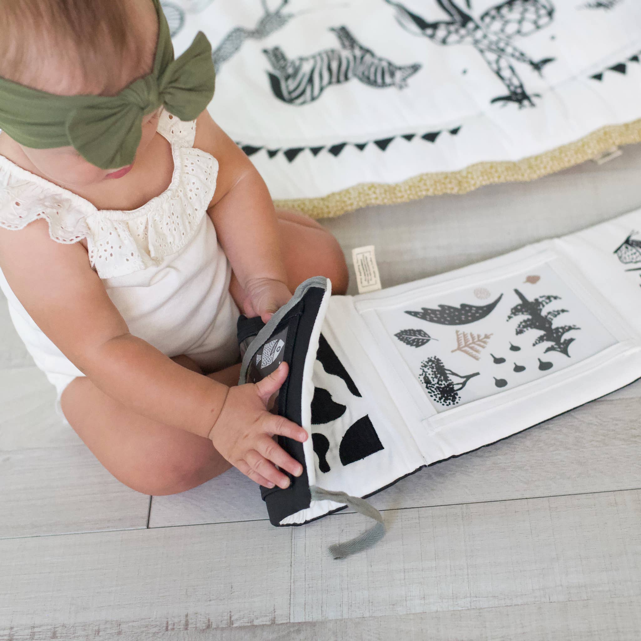 Galerie d’éveil pour bébé avec miroir