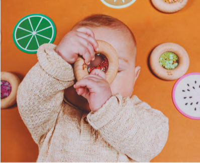 Hochet sensoriel en bois – Donut Petit Boum