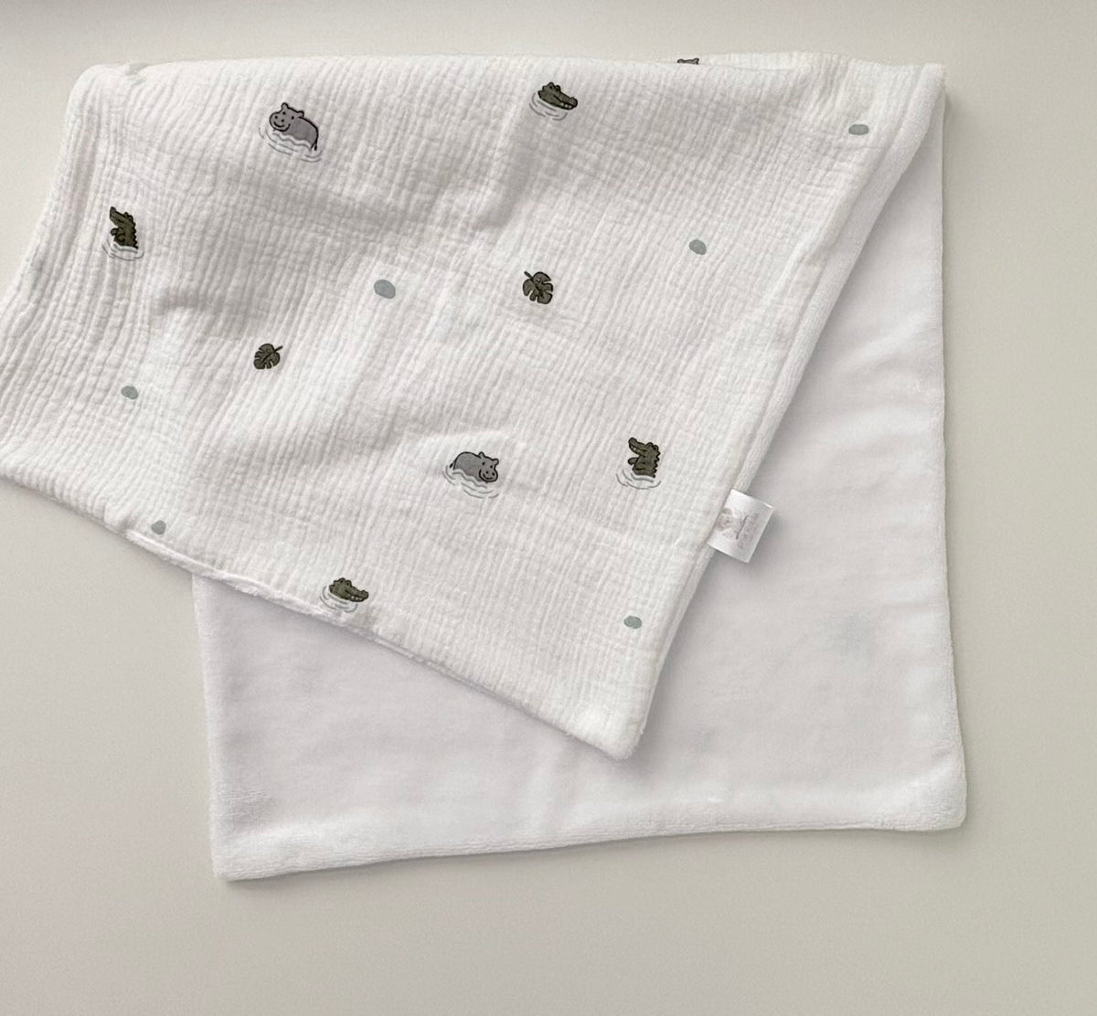 Serviette de toilette bébé personnalisée Au fil de l'eau – Prénom brodé