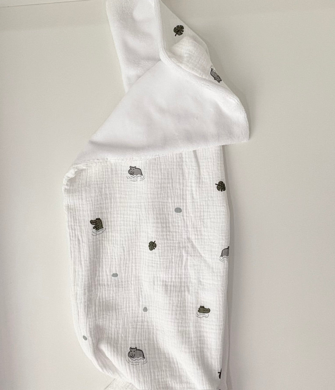 Serviette de toilette bébé personnalisée Au fil de l'eau – Prénom brodé