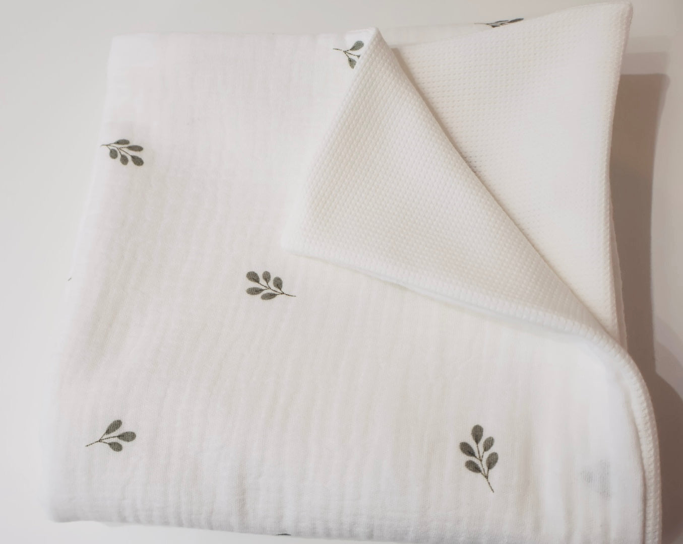 Couverture d'été bébé personnalisée collection Murmure de feuilles Sauge
