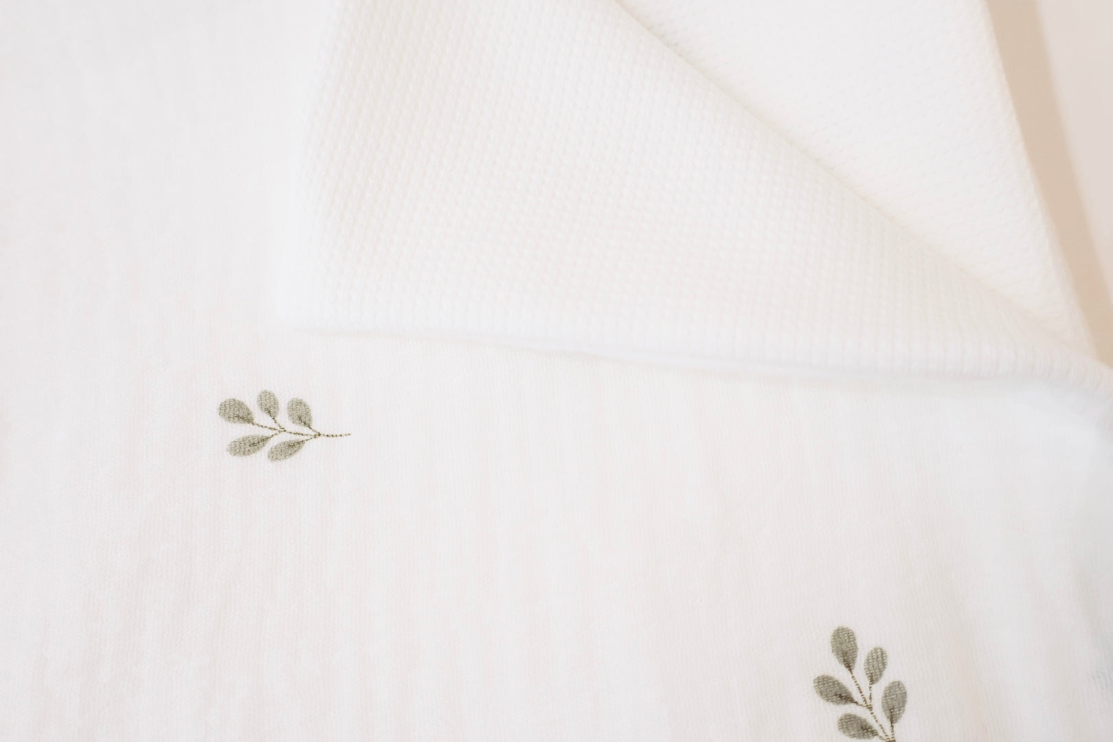 Couverture d'été bébé personnalisée collection Murmure de feuilles Sauge