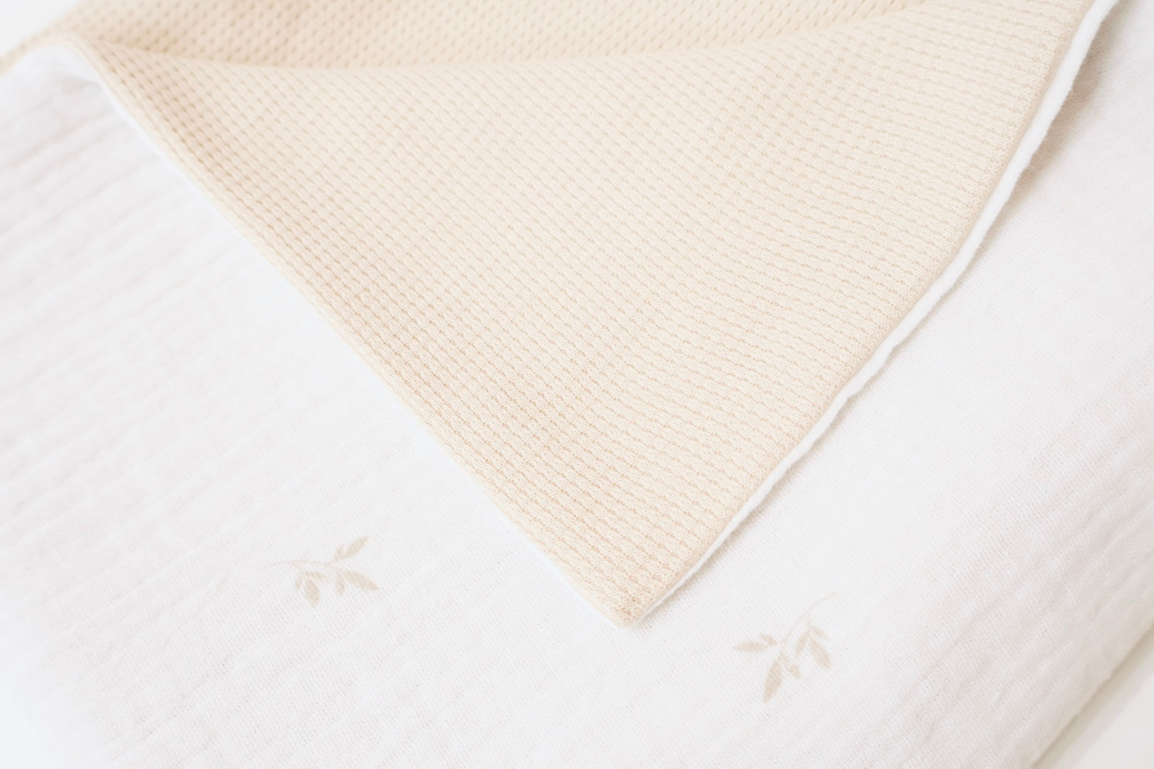 Couverture d'été bébé personnalisée collection Murmure de feuilles Ecru