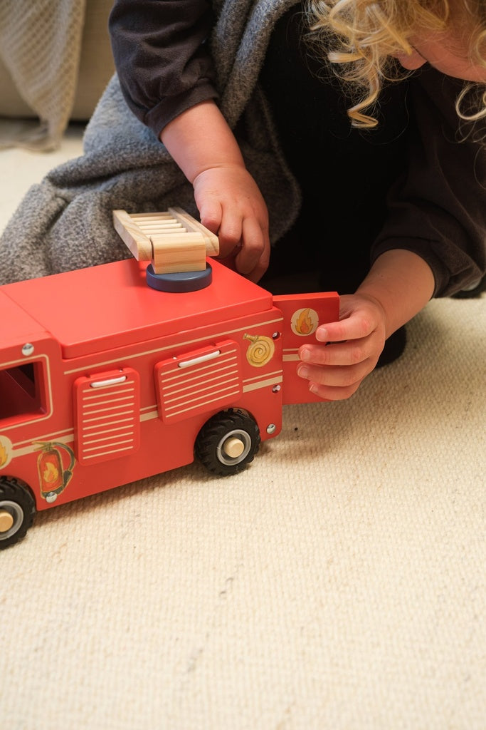 Grand camion de pompiers en bois avec figurine – Egmont