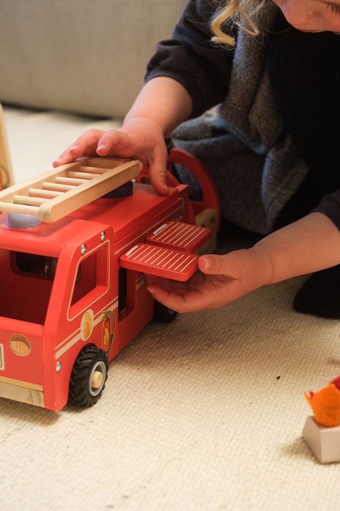 Grand camion de pompiers en bois avec figurine – Egmont